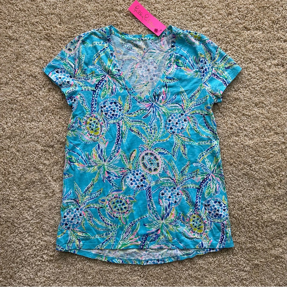 Lilly Pulitzer Etta V Neck Bermuda Blue Turtle‎ Season V-Neck Tee